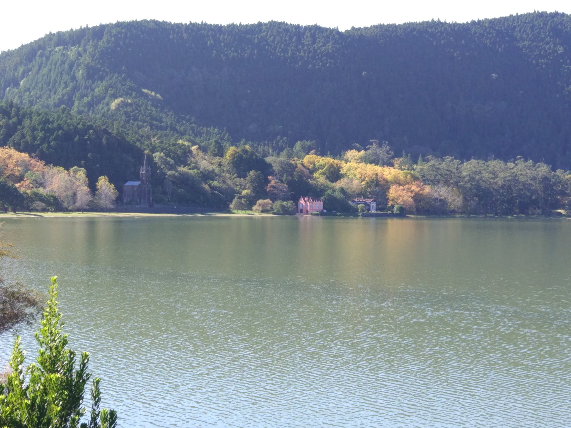 Panoramic view - houses, chapel and lake